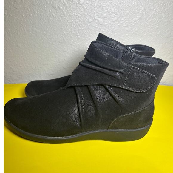 Clarks Cloudsteppers Soft Cushion Black Side Zippper Ankle Boots size 9.5 NWT - Picture 1 of 9